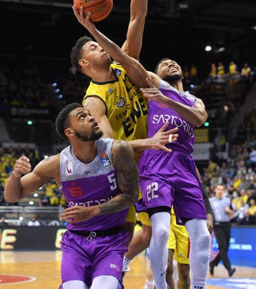 GER, Basketball,easy Credit-BBL, EWE Baskets Oldenburg vs BG Göttingen 19.03.2022, EWE Arena, Oldenburg, GER, easy Credit-BBL, EWE Baskets Oldenburg vs BG Göttingen , im Bild unter dem Korb Stephen BROWN JR. ( BG Göttingen 22 ) TJ HOLYFIELD ( EWE Baskets Oldenburg 22 ) Jeff ROBERSON ( BG Göttingen 5 )