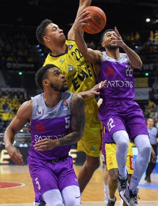 GER, Basketball,easy Credit-BBL, EWE Baskets Oldenburg vs BG Göttingen 19.03.2022, EWE Arena, Oldenburg, GER, easy Credit-BBL, EWE Baskets Oldenburg vs BG Göttingen , im Bild unter dem Korb Stephen BROWN JR. ( BG Göttingen 22 ) TJ HOLYFIELD ( EWE Baskets Oldenburg 22 ) Jeff ROBERSON ( BG Göttingen 5 )