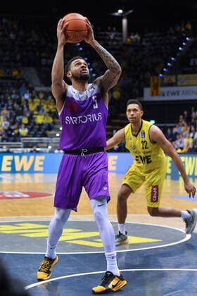 GER, Basketball,easy Credit-BBL, EWE Baskets Oldenburg vs BG Göttingen 19.03.2022, EWE Arena, Oldenburg, GER, easy Credit-BBL, EWE Baskets Oldenburg vs BG Göttingen , im Bild Jeff ROBERSON ( BG Göttingen 5 ) TJ HOLYFIELD ( EWE Baskets Oldenburg 22 )