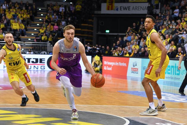 GER, Basketball,easy Credit-BBL, EWE Baskets Oldenburg vs BG Göttingen 19.03.2022, EWE Arena, Oldenburg, GER, easy Credit-BBL, EWE Baskets Oldenburg vs BG Göttingen , im Bild Jake TOOLSON ( BG Göttingen 2 )Max HEIDEGGER ( EWE Baskets Oldenburg 3 ) TJ HOLYFIELD ( EWE Baskets Oldenburg 22 )