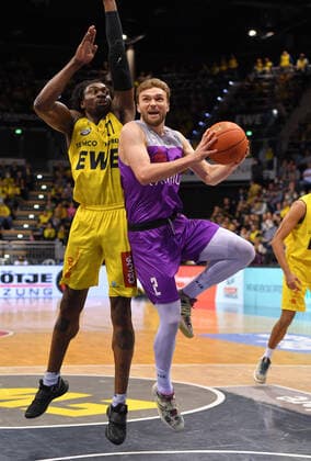 GER, Basketball,easy Credit-BBL, EWE Baskets Oldenburg vs BG Göttingen 19.03.2022, EWE Arena, Oldenburg, GER, easy Credit-BBL, EWE Baskets Oldenburg vs BG Göttingen , im Bild Jake TOOLSON ( BG Göttingen 2 ) Tai ODIASE ( EWE Baskets Oldenburg 21 )