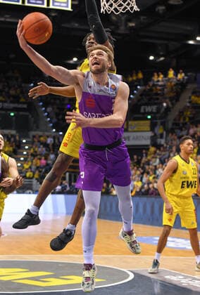 GER, Basketball,easy Credit-BBL, EWE Baskets Oldenburg vs BG Göttingen 19.03.2022, EWE Arena, Oldenburg, GER, easy Credit-BBL, EWE Baskets Oldenburg vs BG Göttingen , im Bild Jake TOOLSON ( BG Göttingen 2 ) Tai ODIASE ( EWE Baskets Oldenburg 21 )