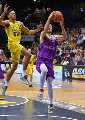 GER, Basketball,easy Credit-BBL, EWE Baskets Oldenburg vs BG Göttingen 19.03.2022, EWE Arena, Oldenburg, GER, easy Credit-BBL, EWE Baskets Oldenburg vs BG Göttingen , im Bild Jake TOOLSON ( BG Göttingen 2 ) TJ HOLYFIELD ( EWE Baskets Oldenburg 22 )