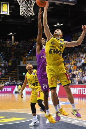 GER, Basketball,easy Credit-BBL, EWE Baskets Oldenburg vs BG Göttingen 19.03.2022, EWE Arena, Oldenburg, GER, easy Credit-BBL, EWE Baskets Oldenburg vs BG Göttingen , im Bild Michal MICHALAK ( EWE Baskets Oldenburg 20 ) Nate GRIMES ( BG Göttingen 24 ) Phil PRESSEY ( EWE Baskets Oldenburg 11 )