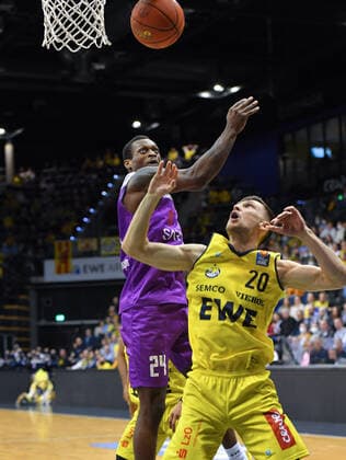 GER, Basketball,easy Credit-BBL, EWE Baskets Oldenburg vs BG Göttingen 19.03.2022, EWE Arena, Oldenburg, GER, easy Credit-BBL, EWE Baskets Oldenburg vs BG Göttingen , im Bild Michal MICHALAK ( EWE Baskets Oldenburg 20 ) Nate GRIMES ( BG Göttingen 24 )