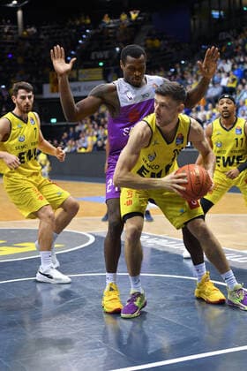 GER, Basketball,easy Credit-BBL, EWE Baskets Oldenburg vs BG Göttingen 19.03.2022, EWE Arena, Oldenburg, GER, easy Credit-BBL, EWE Baskets Oldenburg vs BG Göttingen , im Bild Michal MICHALAK ( EWE Baskets Oldenburg 20 ) Nate GRIMES ( BG Göttingen 24 )