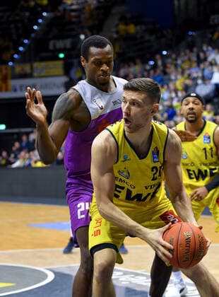 GER, Basketball,easy Credit-BBL, EWE Baskets Oldenburg vs BG Göttingen 19.03.2022, EWE Arena, Oldenburg, GER, easy Credit-BBL, EWE Baskets Oldenburg vs BG Göttingen , im Bild Michal MICHALAK ( EWE Baskets Oldenburg 20 ) Nate GRIMES ( BG Göttingen 24 )