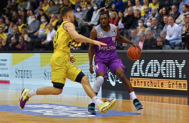 GER, Basketball,easy Credit-BBL, EWE Baskets Oldenburg vs BG Göttingen 19.03.2022, EWE Arena, Oldenburg, GER, easy Credit-BBL, EWE Baskets Oldenburg vs BG Göttingen , im Bild Kamar BALDWIN ( BG Göttingen 44 ) Michal MICHALAK ( EWE Baskets Oldenburg 20 )
