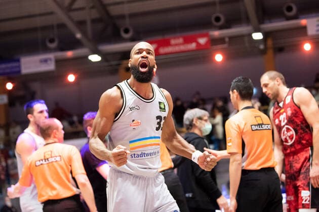 Sport Bilder des Tages BARMER 2. Basketsball Bundesliga ProA Saison 2021 2022 30. Spieltag am 19.3.22 Medipolis SC Jena vs Bayer Giants Leverkusen Brandon Thomas (Jena) jubelt nach dem Sieg gegen Leverkusen Sparkassen Arena
