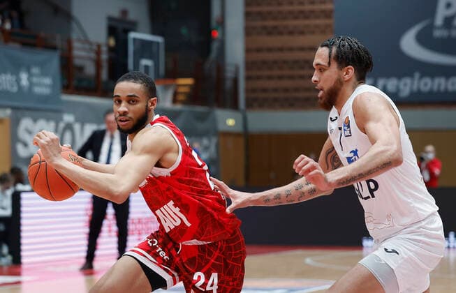 19.03.2022, Basketball, BBL, s.Oliver Wuerzburg - MLP Academics Heidelberg, GER, Wuerzburg, tectake Arena Bild: v. li. Cameron Hunt (s.Oliver Wuerzburg) und Brekkott Chapman MLP Academics Heidelberg Copyright: HMBxMedia xHeikoxBecker