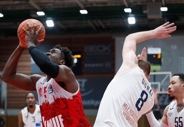 19.03.2022, Basketball, BBL, s.Oliver Wuerzburg - MLP Academics Heidelberg, GER, Wuerzburg, tectake Arena Bild: v. li. Abdul-Makik Abu (s.Oliver Wuerzburg) und James Woodard (MHP RIESEN), Kyan Anderson MLP Academics Heidelberg Copyright: HMBxMedia xHeikoxBecker