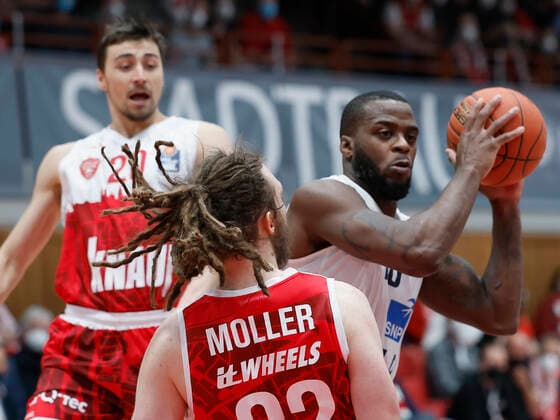 19.03.2022, Basketball, BBL, s.Oliver Wuerzburg - MLP Academics Heidelberg, GER, Wuerzburg, tectake Arena Bild: v. li. Julian Albus (s.Oliver Wuerzburg), Craig Moller (s.Oliver Wuerzburg) und Kelvin Martin MLP Academics Heidelberg Copyright: HMBxMedia xHeikoxBecker