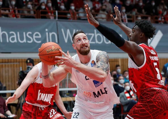 19.03.2022, Basketball, BBL, s.Oliver Wuerzburg - MLP Academics Heidelberg, GER, Wuerzburg, tectake Arena Bild: v. li. Craig Moller (s.Oliver Wuerzburg), Phillipp Heyden MLP Academics Heidelberg und Abdul-Makik Abu (s.Oliver Wuerzburg) Copyright: HMBxMedia xHeikoxBecker