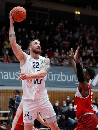 19.03.2022, Basketball, BBL, s.Oliver Wuerzburg - MLP Academics Heidelberg, GER, Wuerzburg, tectake Arena Bild: v. li. Phillipp Heyden MLP Academics Heidelberg und Abdul-Makik Abu (s.Oliver Wuerzburg) Copyright: HMBxMedia xHeikoxBecker