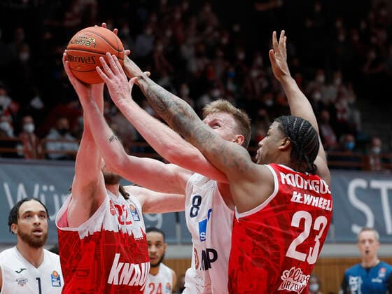 19.03.2022, Basketball, BBL, s.Oliver Wuerzburg - MLP Academics Heidelberg, GER, Wuerzburg, tectake Arena Bild: v. li. Craig Moller (s.Oliver Wuerzburg), Max Ugrai MLP Academics Heidelberg und Desi Rodriguez (s.Oliver Wuerzburg) Copyright: HMBxMedia xHeikoxBecker