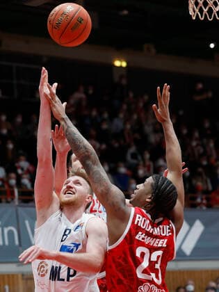 19.03.2022, Basketball, BBL, s.Oliver Wuerzburg - MLP Academics Heidelberg, GER, Wuerzburg, tectake Arena Bild: v. li. Craig Moller (s.Oliver Wuerzburg), Max Ugrai MLP Academics Heidelberg und Desi Rodriguez (s.Oliver Wuerzburg) Copyright: HMBxMedia xHeikoxBecker