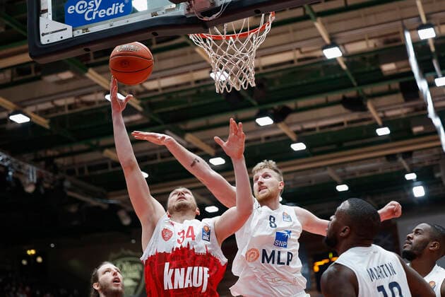 19.03.2022, Basketball, BBL, s.Oliver Wuerzburg - MLP Academics Heidelberg, GER, Wuerzburg, tectake Arena Bild: v. li. Felix Hoffmann (s.Oliver Wuerzburg) und Max Ugrai MLP Academics Heidelberg Copyright: HMBxMedia xHeikoxBecker