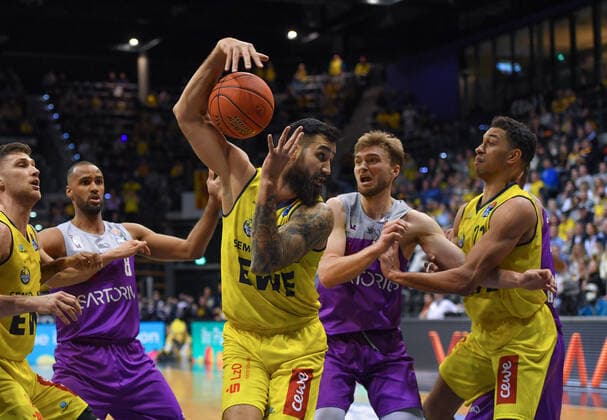 GER, Basketball,easy Credit-BBL, EWE Baskets Oldenburg vs BG Göttingen 19.03.2022, EWE Arena, Oldenburg, GER, easy Credit-BBL, EWE Baskets Oldenburg vs BG Göttingen , im Bild Martin BREUNING ( EWE Baskets Oldenburg 12 ) Michal MICHALAK ( EWE Baskets Oldenburg 20 ) Akeem VARGAS ( BG Göttingen 8 ) Jake TOOLSON ( BG Göttingen 2 ) TJ HOLYFIELD ( EWE Baskets Oldenburg 22 )