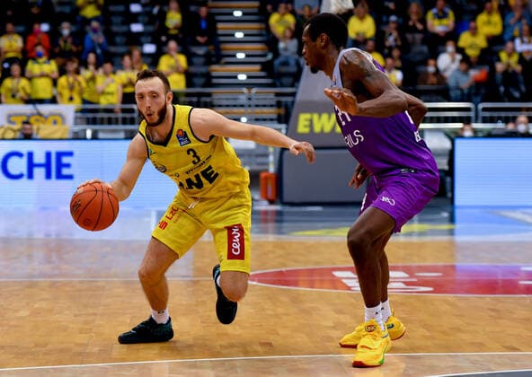 GER, Basketball,easy Credit-BBL, EWE Baskets Oldenburg vs BG Göttingen 19.03.2022, EWE Arena, Oldenburg, GER, easy Credit-BBL, EWE Baskets Oldenburg vs BG Göttingen , im Bild Max HEIDEGGER ( EWE Baskets Oldenburg 3 ) Nate GRIMES ( BG Göttingen 24 )