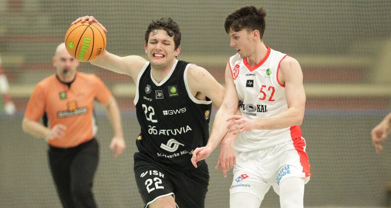 ProB BARMER 2. Basketball Bundesliga, Hauptrunde, Letzter Spieltag, ETV Hamburg - WWU Baskets Münster (77:111). Cosmo Grühn (Münster, l.), Jack Fritsche. Wandsbek Hamburg