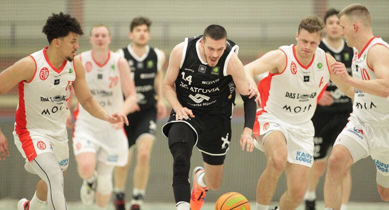 ProB BARMER 2. Basketball Bundesliga, Hauptrunde, Letzter Spieltag, ETV Hamburg - WWU Baskets Münster (77:111). Mubarak Salami (ETV, l.), Rijad Avdic (Münster, 2.vl.), Leonard Eckmann, Fabian Paetsch (ETV, v.l.). Wandsbek Hamburg