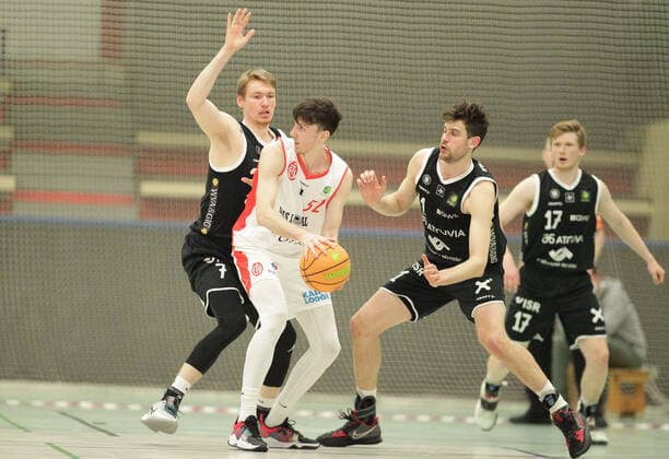 ProB BARMER 2. Basketball Bundesliga, Hauptrunde, Letzter Spieltag, ETV Hamburg - WWU Baskets Münster (77:111). Stefan Weß (Münster, l.), Jack Fritsche (ETV, 2.v.l.), Helge Wezorke, Oliver Pahnke (Münster, v.l.). Wandsbek Hamburg