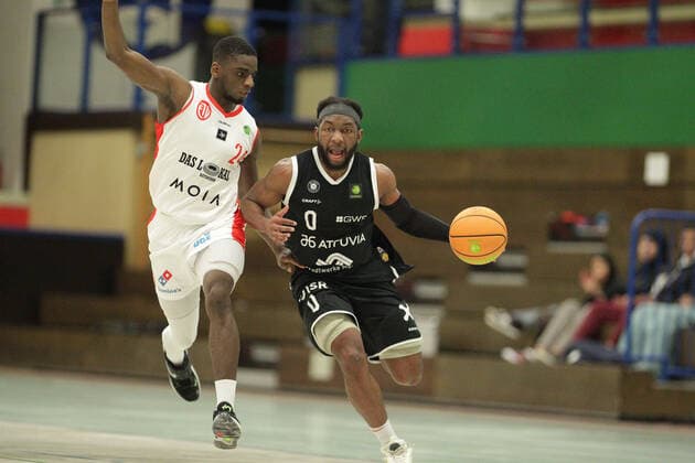 ProB BARMER 2. Basketball Bundesliga, Hauptrunde, Letzter Spieltag, ETV Hamburg - WWU Baskets Münster (77:111). Karl Dia (ETV, l.), Ryan Richmond. Wandsbek Hamburg