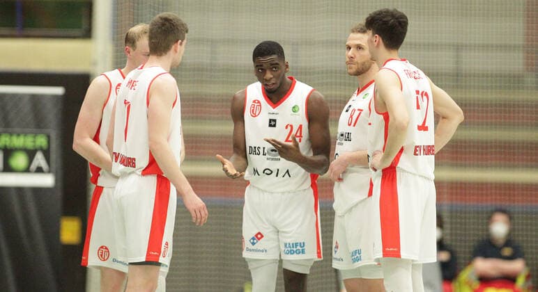 ProB BARMER 2. Basketball Bundesliga, Hauptrunde, Letzter Spieltag, ETV Hamburg - WWU Baskets Münster (77:111). Marcel Hoppe, Vladimir Migunov, Karl Dia, Robin Ewert, Jack Fritsche (ETV, v.l.), Frust. Wandsbek Hamburg