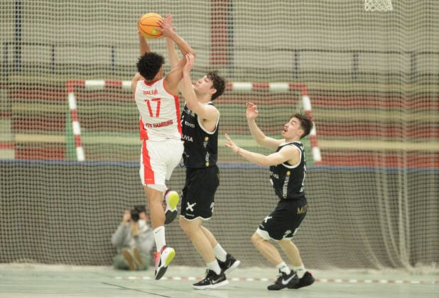 ProB BARMER 2. Basketball Bundesliga, Hauptrunde, Letzter Spieltag, ETV Hamburg - WWU Baskets Münster (77:111). Mubarak Salami (ETV, l.), Cosmo Grühn, Jasper Günther (Münster, v.l.). Wandsbek Hamburg