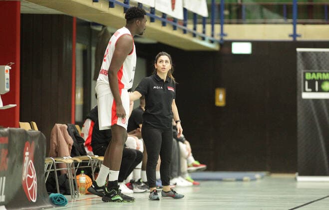 ProB BARMER 2. Basketball Bundesliga, Hauptrunde, Letzter Spieltag, ETV Hamburg - WWU Baskets Münster (77:111). Mayika Lungongo, ETV-Trainerin Sükran Gencay. Wandsbek Hamburg