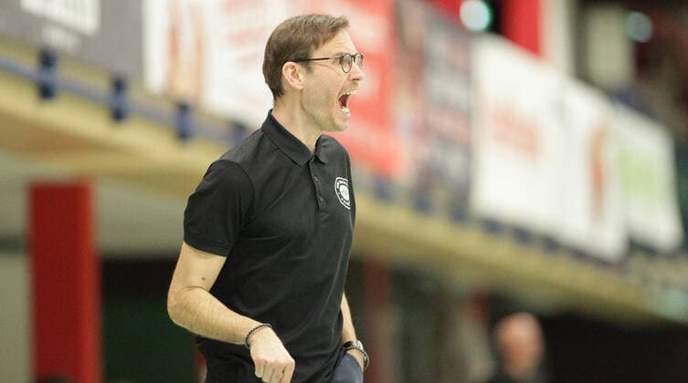 ProB BARMER 2. Basketball Bundesliga, Hauptrunde, Letzter Spieltag, ETV Hamburg - WWU Baskets Münster (77:111). Münster-Trainer Björn Harmsen. Wandsbek Hamburg
