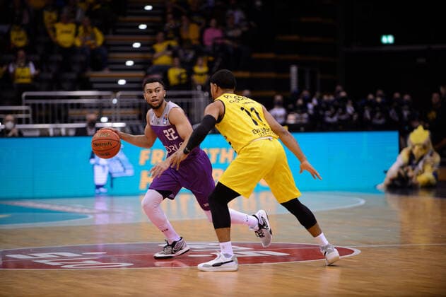 Stephen Brown Jr. (22 BG Göttingen) gegen Phil Pressey (11 EWE Baskets Oldenburg) bei der Partie EWE Baskets Oldenburg vs BG Göttingen. Basketball, easyCredit BBL, Saison 2021 2022, 26. Spieltag, 29.03.2022. Copyright: xErikxHillmer EIBNERx EP_EHR EWE Baskets Oldenburg vs BG Göttingen. Basketball, easyCredit BBL, Saison 2021 2022, 26. Spieltag, 29.03.2022 Oldenburg Copyright: xErikxHillmer EIBNERx EP_EHR