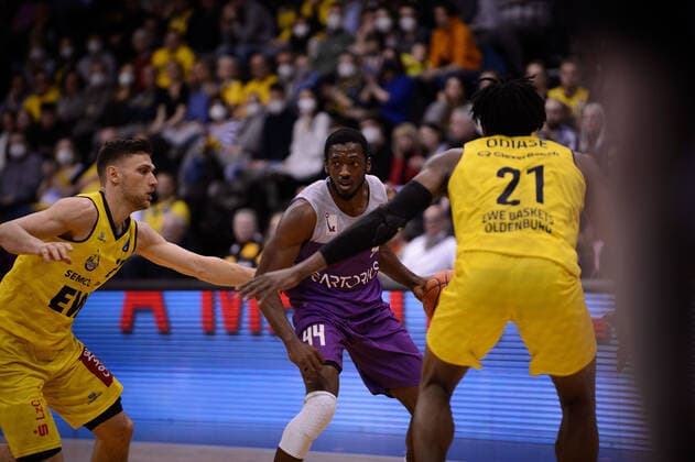 Kamar Baldwin (44 BG Göttingen) gegen Michal Michalak (20 EWE Baskets Oldenburg) und Tai Odiase (21 EWE Baskets Oldenburg) bei der Partie EWE Baskets Oldenburg vs BG Göttingen. Basketball, easyCredit BBL, Saison 2021 2022, 26. Spieltag, 29.03.2022. Copyright: xErikxHillmer EIBNERx EP_EHR EWE Baskets Oldenburg vs BG Göttingen. Basketball, easyCredit BBL, Saison 2021 2022, 26. Spieltag, 29.03.2022 Oldenburg Copyright: xErikxHillmer EIBNERx EP_EHR