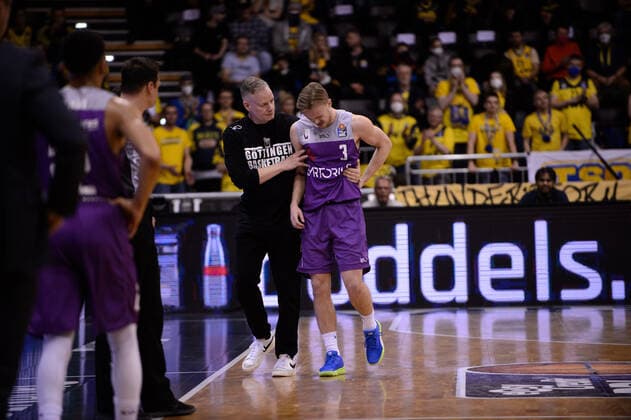 Uwe Klassen (Physiotherapeut BG Göttingen) begleitet Harald Frey (3 BG Göttingen) vom Feld bei der Partie EWE Baskets Oldenburg vs BG Göttingen. Basketball, easyCredit BBL, Saison 2021 2022, 26. Spieltag, 29.03.2022. Copyright: xErikxHillmer EIBNERx EP_EHR EWE Baskets Oldenburg vs BG Göttingen. Basketball, easyCredit BBL, Saison 2021 2022, 26. Spieltag, 29.03.2022 Oldenburg Copyright: xErikxHillmer EIBNERx EP_EHR