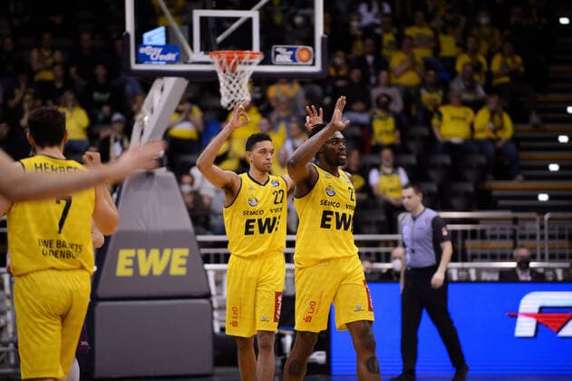 Tai Odiase (21 EWE Baskets Oldenburg) und TJ Holyfield (22 EWE Baskets Oldenburg) bei der Partie EWE Baskets Oldenburg vs BG Göttingen. Basketball, easyCredit BBL, Saison 2021 2022, 26. Spieltag, 29.03.2022. Copyright: xErikxHillmer EIBNERx EP_EHR EWE Baskets Oldenburg vs BG Göttingen. Basketball, easyCredit BBL, Saison 2021 2022, 26. Spieltag, 29.03.2022 Oldenburg Copyright: xErikxHillmer EIBNERx EP_EHR