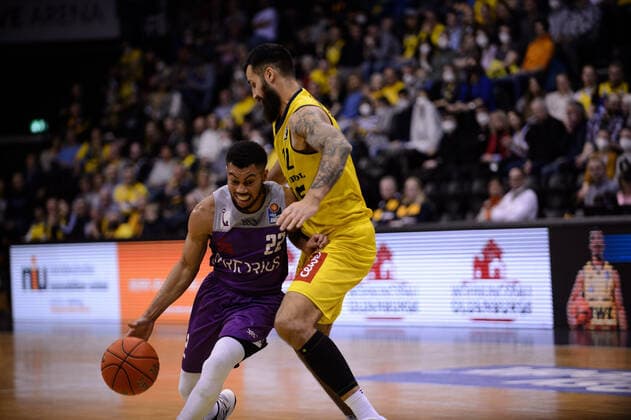 Stephen Brown Jr. (22 BG Göttingen) gegen Martin Breunig (12 EWE Baskets Oldenburg) bei der Partie EWE Baskets Oldenburg vs BG Göttingen. Basketball, easyCredit BBL, Saison 2021 2022, 26. Spieltag, 29.03.2022. Copyright: xErikxHillmer EIBNERx EP_EHR EWE Baskets Oldenburg vs BG Göttingen. Basketball, easyCredit BBL, Saison 2021 2022, 26. Spieltag, 29.03.2022 Oldenburg Copyright: xErikxHillmer EIBNERx EP_EHR