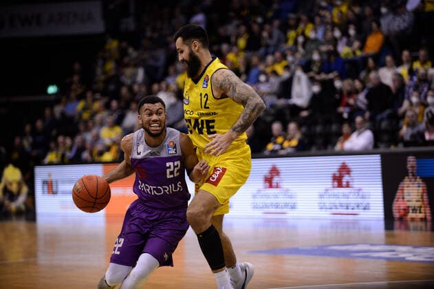Stephen Brown Jr. (22 BG Göttingen) gegen Martin Breunig (12 EWE Baskets Oldenburg) bei der Partie EWE Baskets Oldenburg vs BG Göttingen. Basketball, easyCredit BBL, Saison 2021 2022, 26. Spieltag, 29.03.2022. Copyright: xErikxHillmer EIBNERx EP_EHR EWE Baskets Oldenburg vs BG Göttingen. Basketball, easyCredit BBL, Saison 2021 2022, 26. Spieltag, 29.03.2022 Oldenburg Copyright: xErikxHillmer EIBNERx EP_EHR