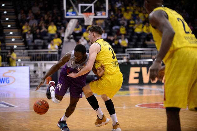 Kamar Baldwin (44 BG Göttingen) gegen Alen Pjanic (35 EWE Baskets Oldenburg) bei der Partie EWE Baskets Oldenburg vs BG Göttingen. Basketball, easyCredit BBL, Saison 2021 2022, 26. Spieltag, 29.03.2022. Copyright: xErikxHillmer EIBNERx EP_EHR EWE Baskets Oldenburg vs BG Göttingen. Basketball, easyCredit BBL, Saison 2021 2022, 26. Spieltag, 29.03.2022 Oldenburg Copyright: xErikxHillmer EIBNERx EP_EHR