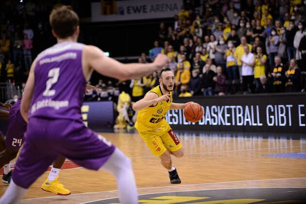 Max Heidegger (3 EWE Baskets Oldenburg) bei der Partie EWE Baskets Oldenburg vs BG Göttingen. Basketball, easyCredit BBL, Saison 2021 2022, 26. Spieltag, 29.03.2022. Copyright: xErikxHillmer EIBNERx EP_EHR EWE Baskets Oldenburg vs BG Göttingen. Basketball, easyCredit BBL, Saison 2021 2022, 26. Spieltag, 29.03.2022 Oldenburg Copyright: xErikxHillmer EIBNERx EP_EHR