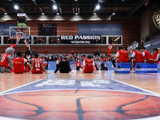 19.03.2022, Basketball, BBL, s.Oliver Wuerzburg - MLP Academics Heidelberg, GER, Wuerzburg, tectake Arena Bild: Die Mannschaft feiert mit den Fans den Sieg Copyright: HMBxMedia xHeikoxBecker