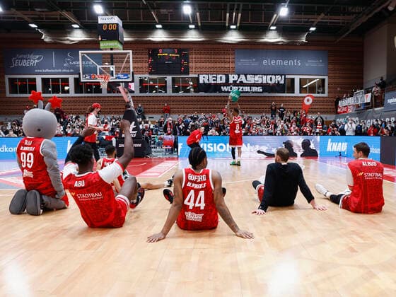19.03.2022, Basketball, BBL, s.Oliver Wuerzburg - MLP Academics Heidelberg, GER, Wuerzburg, tectake Arena Bild: Die Mannschaft feiert mit den Fans den Sieg Copyright: HMBxMedia xHeikoxBecker