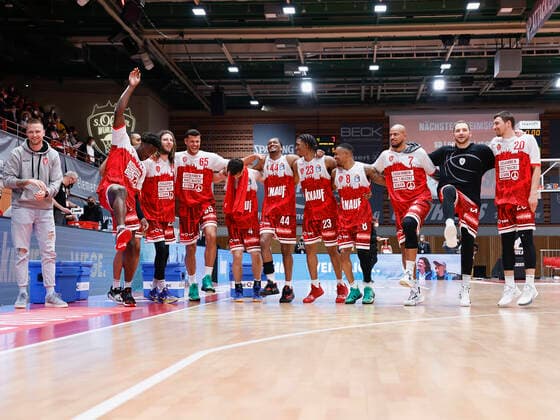 Sport Bilder des Tages 19.03.2022, Basketball, BBL, s.Oliver Wuerzburg - MLP Academics Heidelberg, GER, Wuerzburg, tectake Arena Bild: Die Mannschaft feiert mit den Fans den Sieg Copyright: HMBxMedia xHeikoxBecker