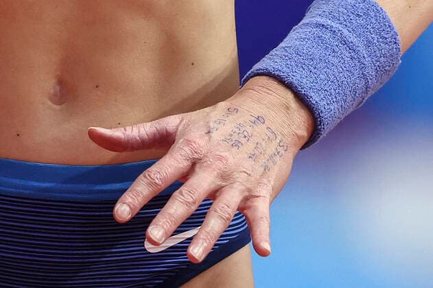 Sport Themen der Woche KW11 Sport Bilder des Tages World Athletics Indoor Championships Belgrade22; Belgrad, 19.03.2022 Die Hand von Stabhochspringerin Sandi Morris (USA); World Athletics Indoor Championships Belgrade22 am 19.03.2022 in der Stark-Arena in Belgrad (Serbien). *** World Athletics Indoor Championships Belgrade22 Belgrade, 19 03 2022 The hand of pole vaulter Sandi Morris USA World Athletics Indoor Championships Belgrade22 on 19 03 2022 at Stark Arena in Belgrade Serbia. Copyright: xBEAUTIFULxSPORTS AxelxKohringx