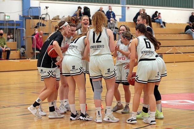 19.03.2022, xovx, Basketball Damen 2. Bundesliga DBBL, Bender Baskets Grünberg - USV Vimodrom Baskets Jena Die Spielerinnen der Bender Baskets schwören sich ein. Grünberg Sporthalle Theo-Koch-Schule Hessen Deutschland (DE)