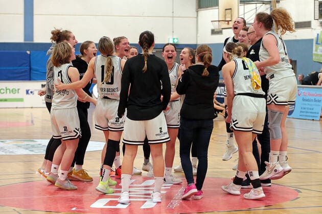 19.03.2022, xovx, Basketball Damen 2. Bundesliga DBBL, Bender Baskets Grünberg - USV Vimodrom Baskets Jena Die Spielerinnen der Bender Baskets bejubeln den 99:44 Sieg gegen den USV Jena. Grünberg Sporthalle Theo-Koch-Schule Hessen Deutschland (DE)