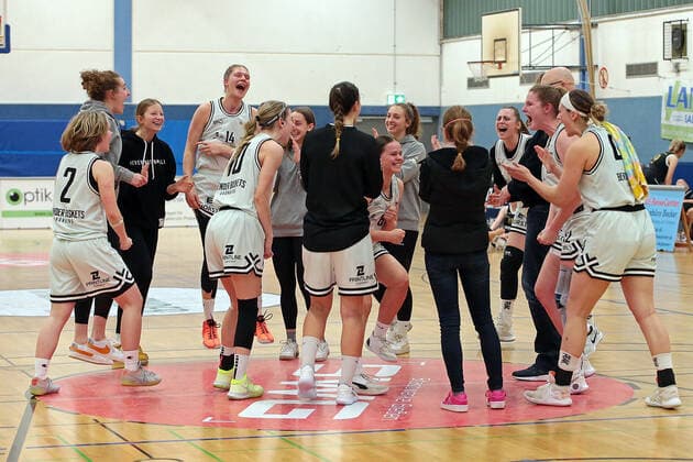 19.03.2022, xovx, Basketball Damen 2. Bundesliga DBBL, Bender Baskets Grünberg - USV Vimodrom Baskets Jena Die Spielerinnen der Bender Baskets bejubeln den 99:44 Sieg gegen den USV Jena. Grünberg Sporthalle Theo-Koch-Schule Hessen Deutschland (DE)