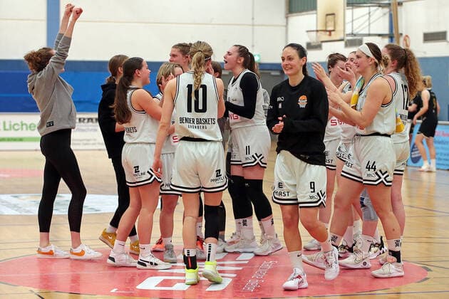19.03.2022, xovx, Basketball Damen 2. Bundesliga DBBL, Bender Baskets Grünberg - USV Vimodrom Baskets Jena Die Spielerinnen der Bender Baskets bejubeln den 99:44 Sieg gegen den USV Jena. Grünberg Sporthalle Theo-Koch-Schule Hessen Deutschland (DE)