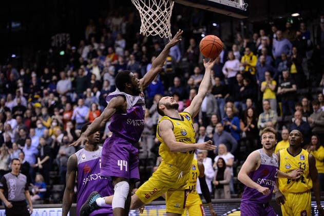 Max Heidegger (3 EWE Baskets Oldenburg) gegen Kamar Baldwin (44 BG Göttingen) bei der Partie EWE Baskets Oldenburg vs BG Göttingen. Basketball, easyCredit BBL, Saison 2021 2022, 26. Spieltag, 29.03.2022. Copyright: xErikxHillmer EIBNERx EP_EHR EWE Baskets Oldenburg vs BG Göttingen. Basketball, easyCredit BBL, Saison 2021 2022, 26. Spieltag, 29.03.2022 Oldenburg Copyright: xErikxHillmer EIBNERx EP_EHR