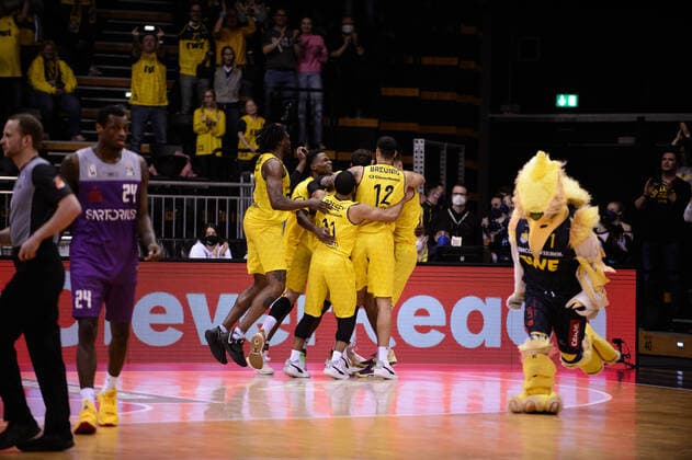 Jubel über den Sieg bei der Mannschaft der EWE Baskets Oldenburg nach der Partie EWE Baskets Oldenburg vs BG Göttingen. Basketball, easyCredit BBL, Saison 2021 2022, 26. Spieltag, 29.03.2022. Copyright: xErikxHillmer EIBNERx EP_EHR EWE Baskets Oldenburg vs BG Göttingen. Basketball, easyCredit BBL, Saison 2021 2022, 26. Spieltag, 29.03.2022 Oldenburg Copyright: xErikxHillmer EIBNERx EP_EHR