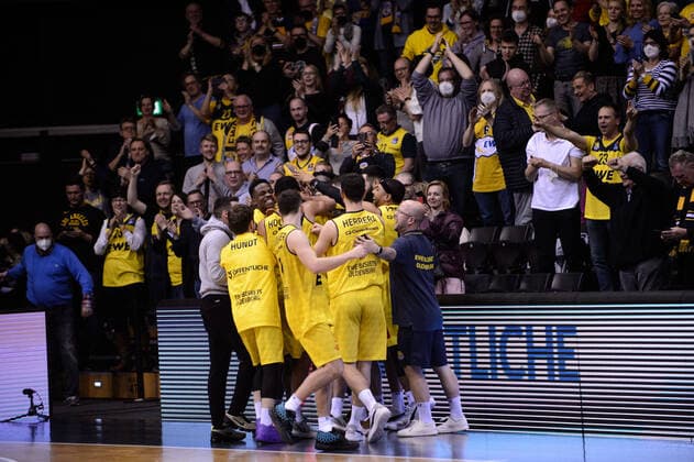 Jubel über den Sieg bei der Mannschaft der EWE Baskets Oldenburg nach der Partie EWE Baskets Oldenburg vs BG Göttingen. Basketball, easyCredit BBL, Saison 2021 2022, 26. Spieltag, 29.03.2022. Copyright: xErikxHillmer EIBNERx EP_EHR EWE Baskets Oldenburg vs BG Göttingen. Basketball, easyCredit BBL, Saison 2021 2022, 26. Spieltag, 29.03.2022 Oldenburg Copyright: xErikxHillmer EIBNERx EP_EHR
